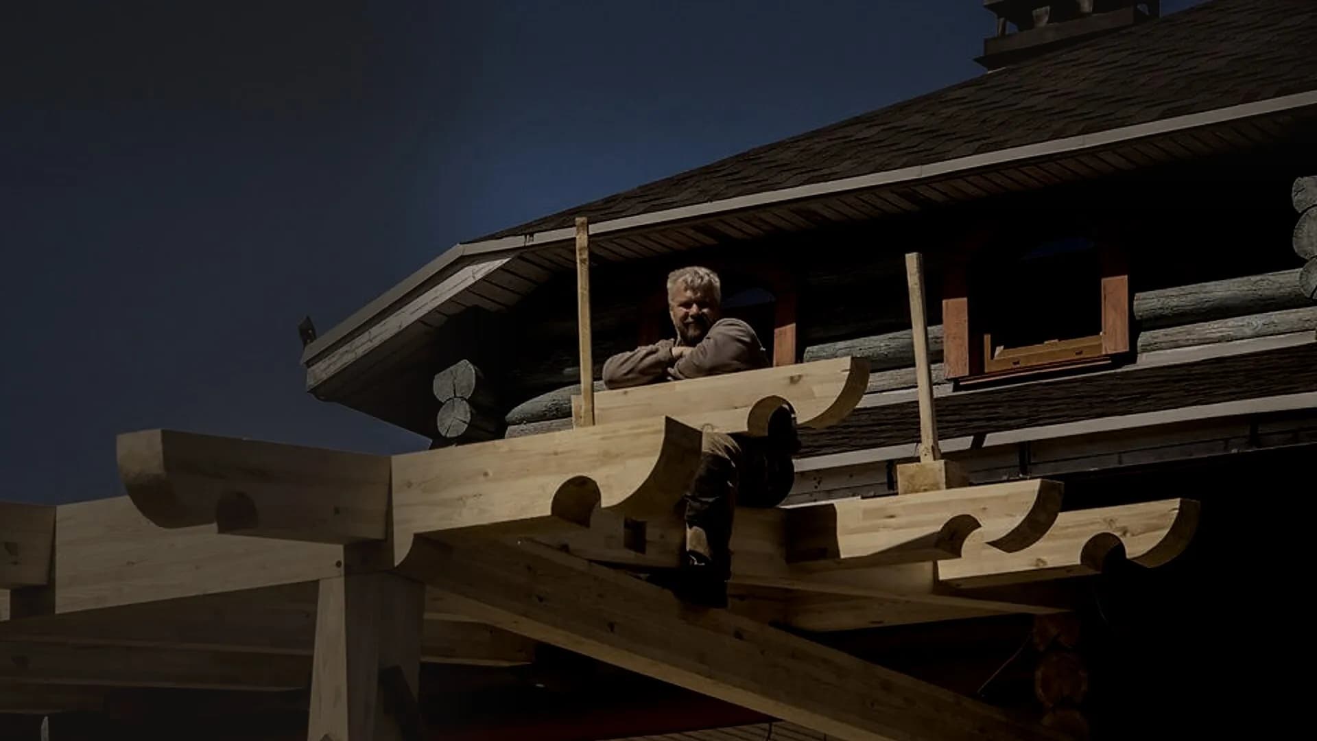 Мастер Виктор Шульц на деревянном каркасе Timber Frame — массивные кронштейны из клеёного бруса, ручная работа