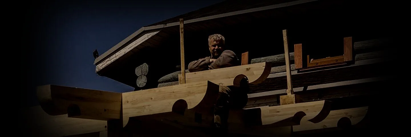 Виктор Шульц на деревянном каркасе Timber Frame — мастер за работой